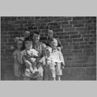 050-0064 Frau Therese Rosenwald mit ihren Kindern Edith, Heinz, Erich, Kurt, Guenther und Horst, im Jahre 1941.jpg